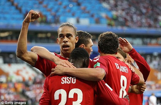 Schmeichel hóa 'người nhện', Peru thua đau Đan Mạch