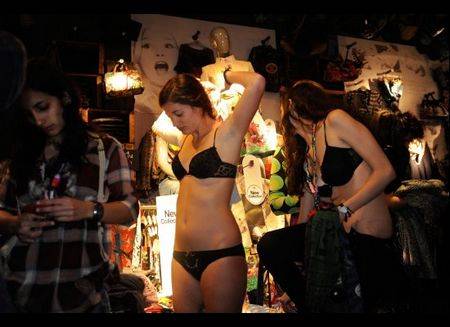 Mặc nội y trong giá rét để được mua sắm miễn phí