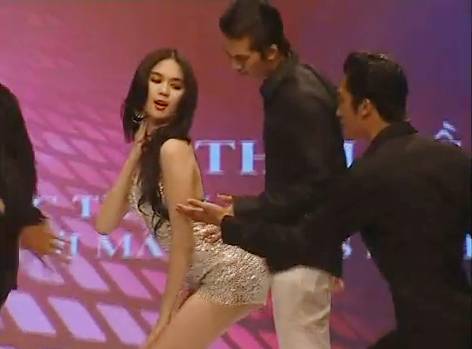 Dân cư mạng 'tá hỏa' với clip Ngọc Trinh hát (Có video)