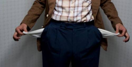 Gần 1/2 số người Nga kịp tiêu hết tiền lương trước kỳ lĩnh của tháng sau