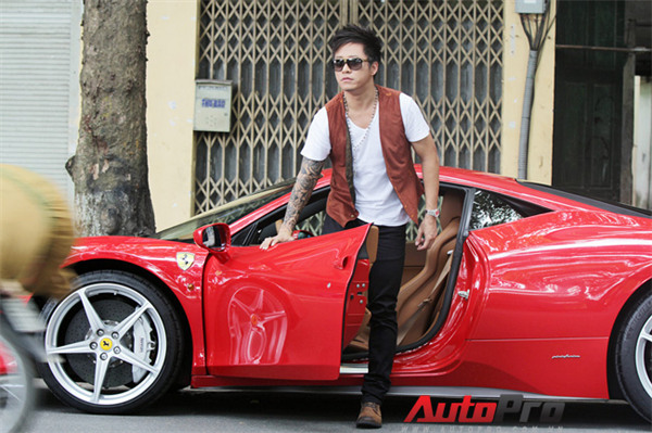 Bất ngờ gặp ca sĩ Tuấn Hưng lái Ferrari 458 Italia trên phố Hà Thành
