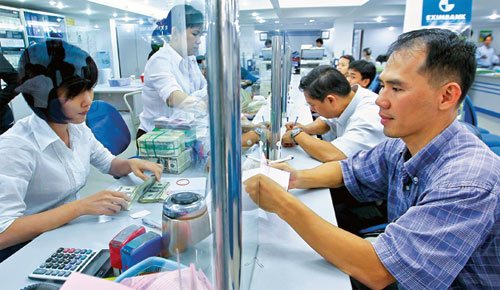 Người dân loanh quanh tìm cách giữ tiền