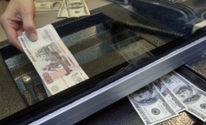 Nga: Nhu cầu đôla tiền mặt của dân Nga tăng cao