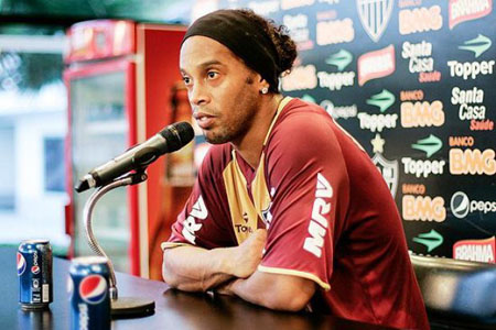 Ronaldinho mất “đống tiền” vì…uống Pepsi