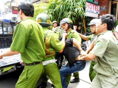 Bắn đạn hơi cay trấn áp đối tượng tử thủ trong khách sạn