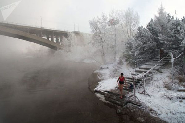 Siberia, Nga: Nhiệt độ ngoài trời đang giảm xuống mức âm, người dân vẫn kéo nhau đi bơi