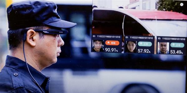 Cảnh sát Bắc Kinh dùng kính nhận diện khuôn mặt xác định hành khách và biển số xe