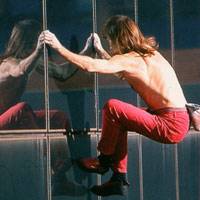 Leo lên tòa nhà cao 231m bằng tay không (Có video)