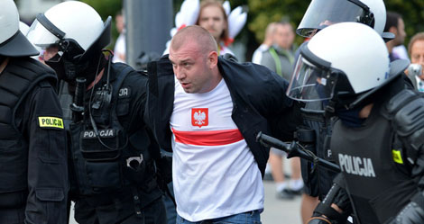 CĐV Nga chiến CĐV Ba Lan, tẩn cảnh sát