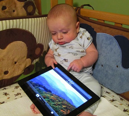 Cả nước mếu máo kêu khó, Hà Nội chịu chơi xài Ipad