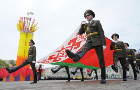 Xem binh sĩ Belarus làm xiếc với súng trường