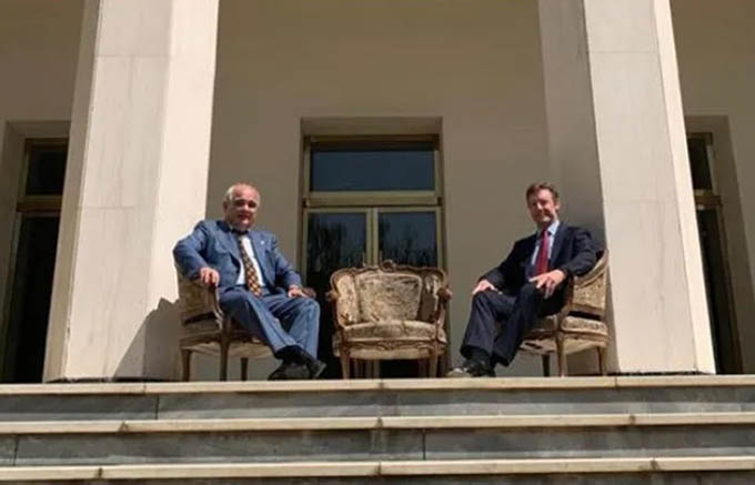 Đại sứ Anh và Nga tại Iran gây bất bình vì ngồi chụp ảnh trên ''ba chiếc ghế lịch sử''