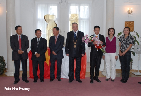 Tòa thị chính thành phố Tachov (Séc) vinh danh sinh viên Việt Nam