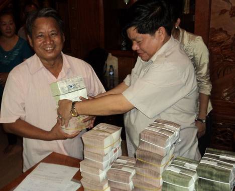 Chồng đại gia Diệu Hiền mang cả bao bì tiền trả nợ