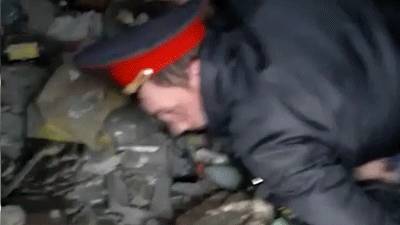 Cảnh sát bị sa thải vì...thiếp ngủ trong đống rác.