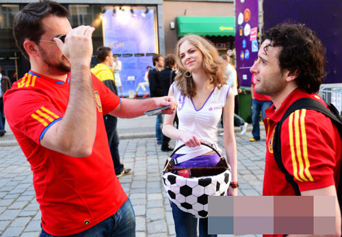 Cô gái bán hàng rong xinh đẹp gây 'sốt' tại Ba Lan