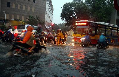 Clip: Hà Nội lại ngập sâu trong mưa giông