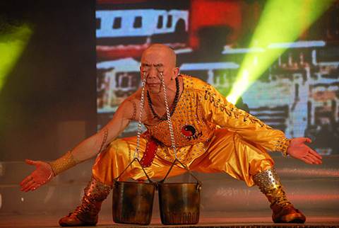 Người dùng Kungfu phóng kim may xuyên qua kính