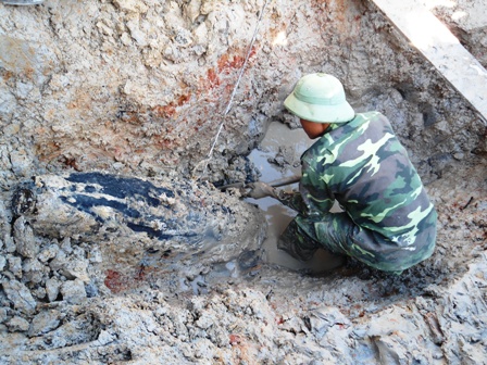 Quả bom nặng 230 kg nằm dưới ruộng lúa