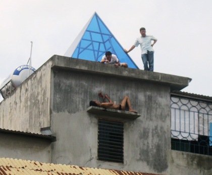 Phê ma túy, nam thanh niên nude vác dao làm loạn khu phố