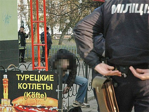 Đau lòng cảnh người đàn ông Ukraine bẻ cổ tự tử giữa đường phố