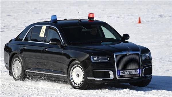 Cận vệ của Tổng thống Putin trổ tài đua siêu xe bọc thép trên tuyết