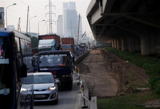 Hà Nội xén thảm cỏ, vỉa hè mở rộng đường như thế nào?