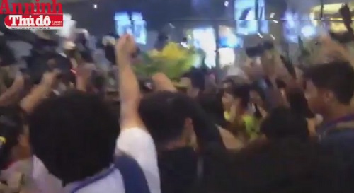 [VIDEO] Hoàng Xuân Vinh hạnh phúc trở về giữa vòng tay người hâm mộ