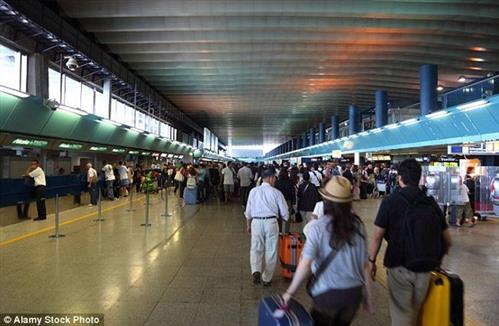 Ý: Phi công định tự tử cùng 200 hành khách do vợ bỏ