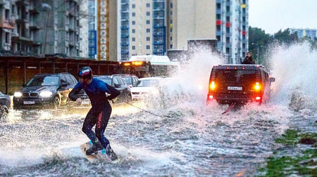 Video: Cư dân chèo  thuyền, lướt sóng trên đường phố Moskva