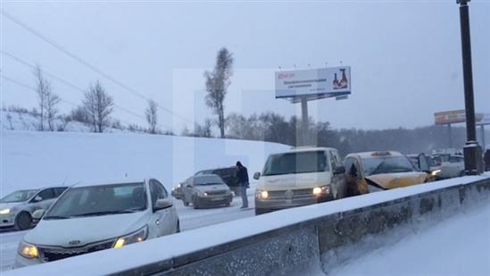 Moskva: 20 xe va chạm trên đường MKAD