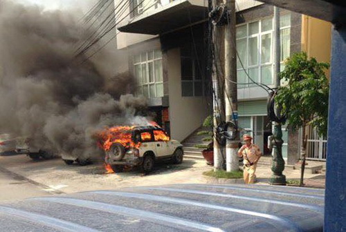 Xế hộp bốc cháy trước trụ sở công an