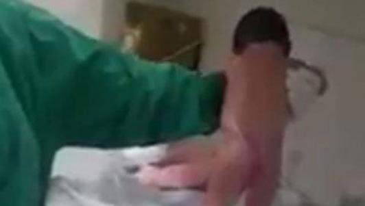 Sốc: Bé gái vừa sinh vài phút đã nằng nặc đòi đi