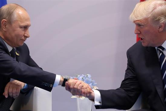 Vì sao Trump bắt tay Putin theo cách đặc biệt này?