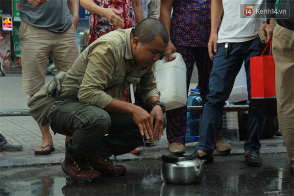 Hà Nội: Nước cung cấp miễn phí cho người dân có mùi tanh, màu đục hơn nước sạch thông thường