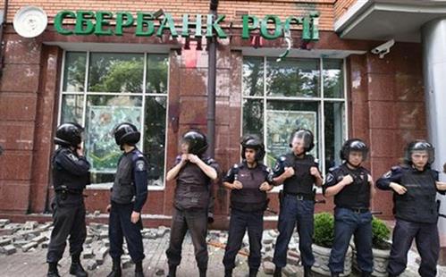 Trừng phạt ngân hàng Nga: Đòn đánh đầy rủi ro của Ukraine