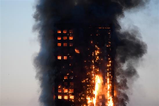 Tháp 27 tầng bốc cháy dữ dội ở London, nguy cơ đổ sụp