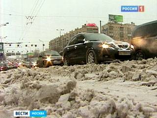 Moskva: Trời trở ấm, tuyết rơi nhiều gây tắc đường