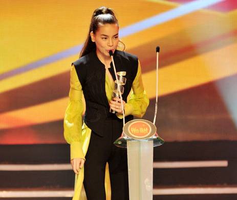 Fan Mỹ Tâm ném chai nổi giận khi Hà Hồ đoạt giải