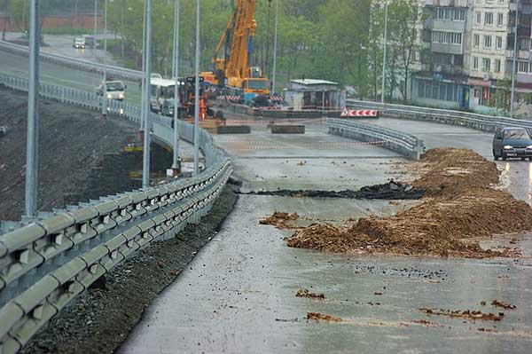 Mưa lớn làm sạt lở con đường mới trị giá 29 tỷ rúp