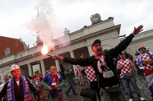 Bỏ tù 2 CĐV quá khích của Nga