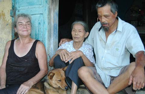 Bà Tây theo chồng về Việt Nam cuốc đất