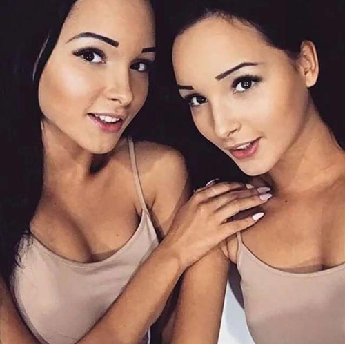 Cặp người mẫu sinh đôi xinh đẹp nổi tiếng ở Nga, tuyên bố sẽ ''chung chồng đại gia''
