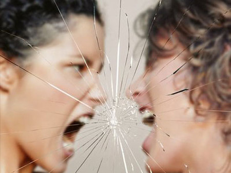 'Đụng' con trong nhà nghỉ, mẹ chết đứng