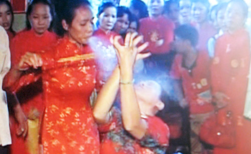 Quái gở chuyện “Thánh nhập xác” phun rượu chữa bệnh