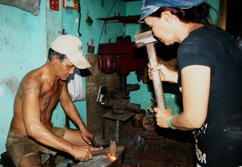 Lò rèn 'kỳ lạ' giữa Sài Gòn