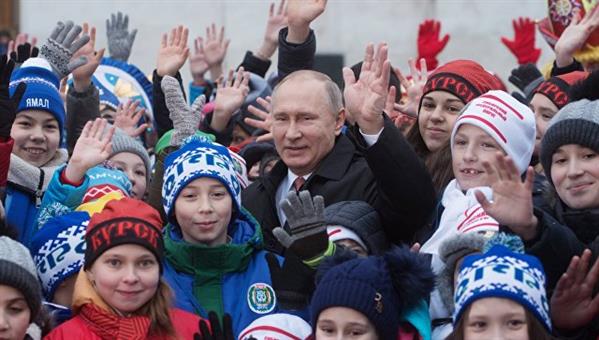 Video: Tổng thống Putin vui đùa với trẻ em ở Điện Kremlin