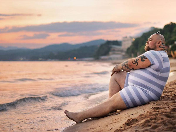 Chàng béo tạo dáng chất như người mẫu trong bộ ảnh đi biển