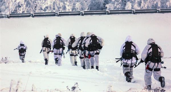 Video: Lính thủy đánh bộ Nga tập trận trong băng tuyết