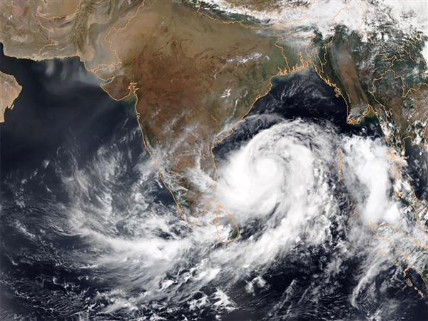 Siêu bão sắp đổ bộ vào Ấn Độ gây ra cuộc sơ tán lớn nhất lịch sử